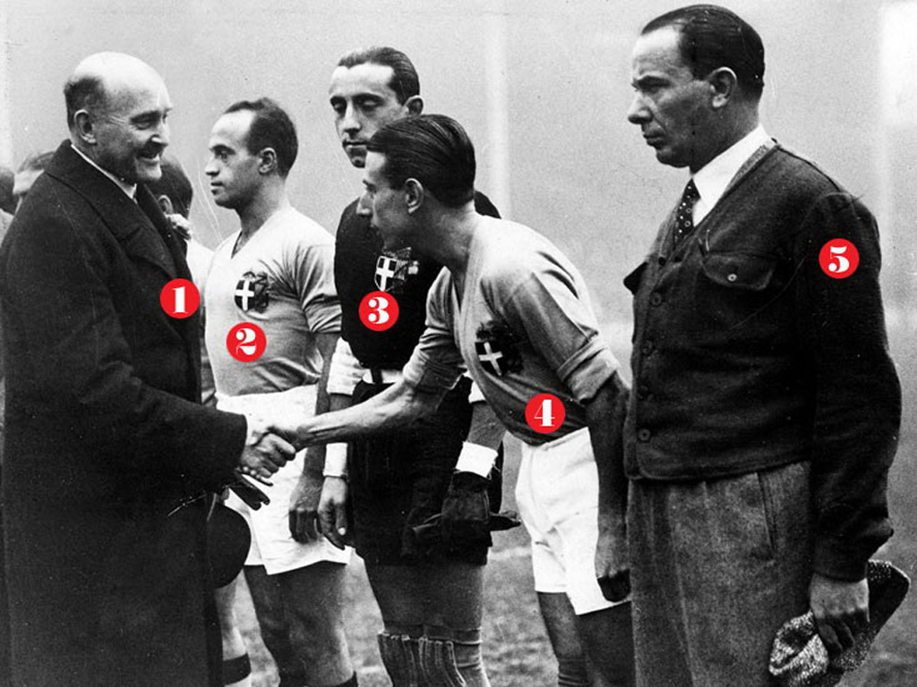 Mussolini và tuyển Ý vô địch World Cup 1934, 1938 - Ảnh: AFP