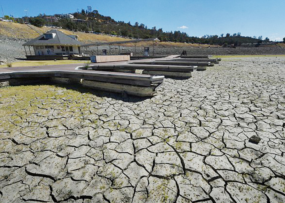 Bến thuyền cạn trơ đáy vì hạn hán kéo dài của hồ Folsom, California - Ảnh: AFP