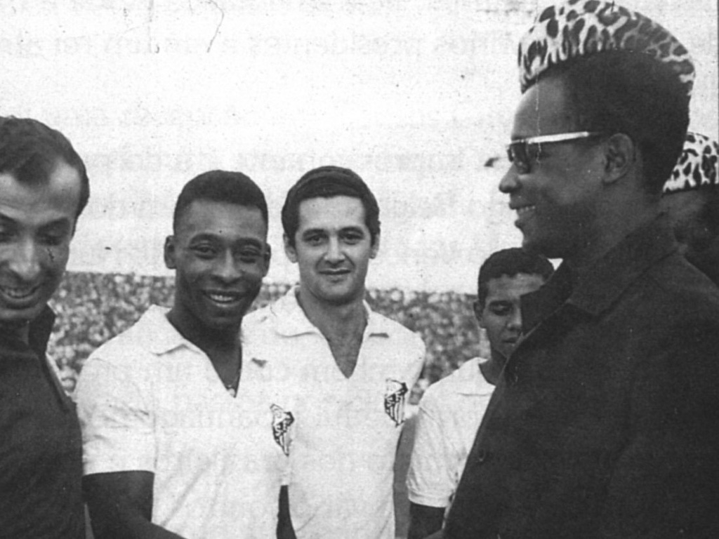 Nhà độc tài Mobutu Sésé Seko (phải) xem bóng đá là món đồ chơi - Ảnh: Cultfootball.com