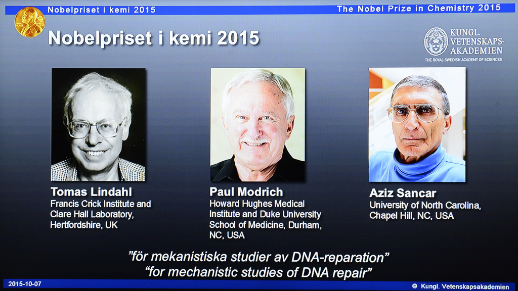(Từ trái qua) Các chủ nhân giải Nobel Hóa học 2015: Tomas Lindahl, Paul Modrich và Aziz Sancar -  Ảnh: AFP