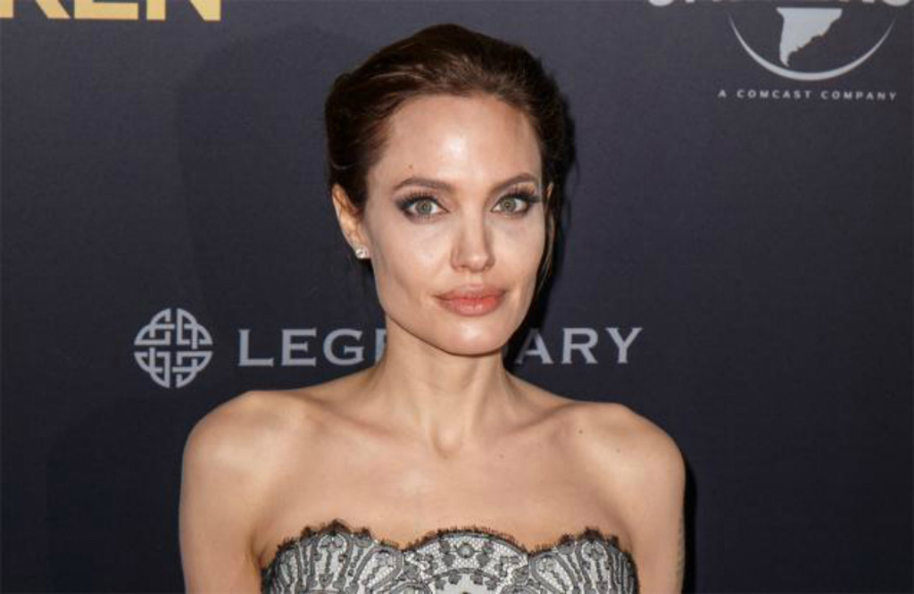 Thân hình gầy trơ xương của nữ diễn viên Angelina Jolie - Ảnh: AFP/Getty images