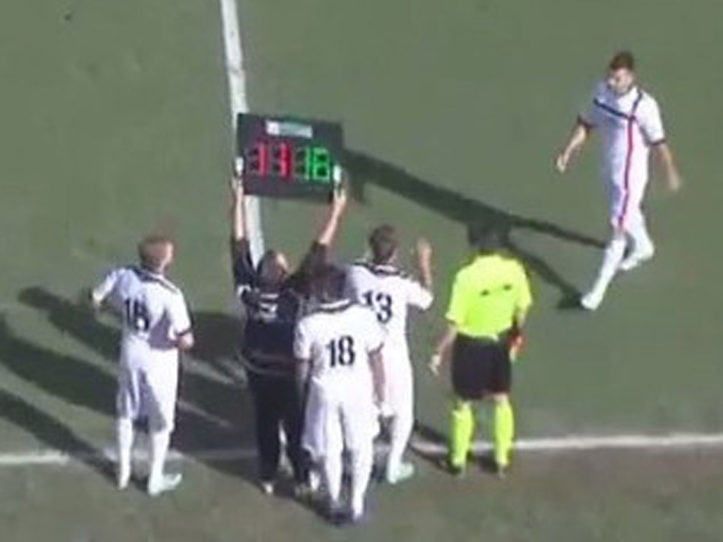 Chưa đầy 1 phút thi đấu, Nocerina bất ngờ thay một lúc 3 cầu thủ - Ảnh: Chụp từ video