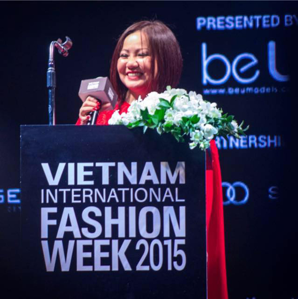 Người phụ nữ có vóc dáng nhỏ bé đã dấu mốc lớn cho thời trang Việt trên bản đồ thời trang quốc tế