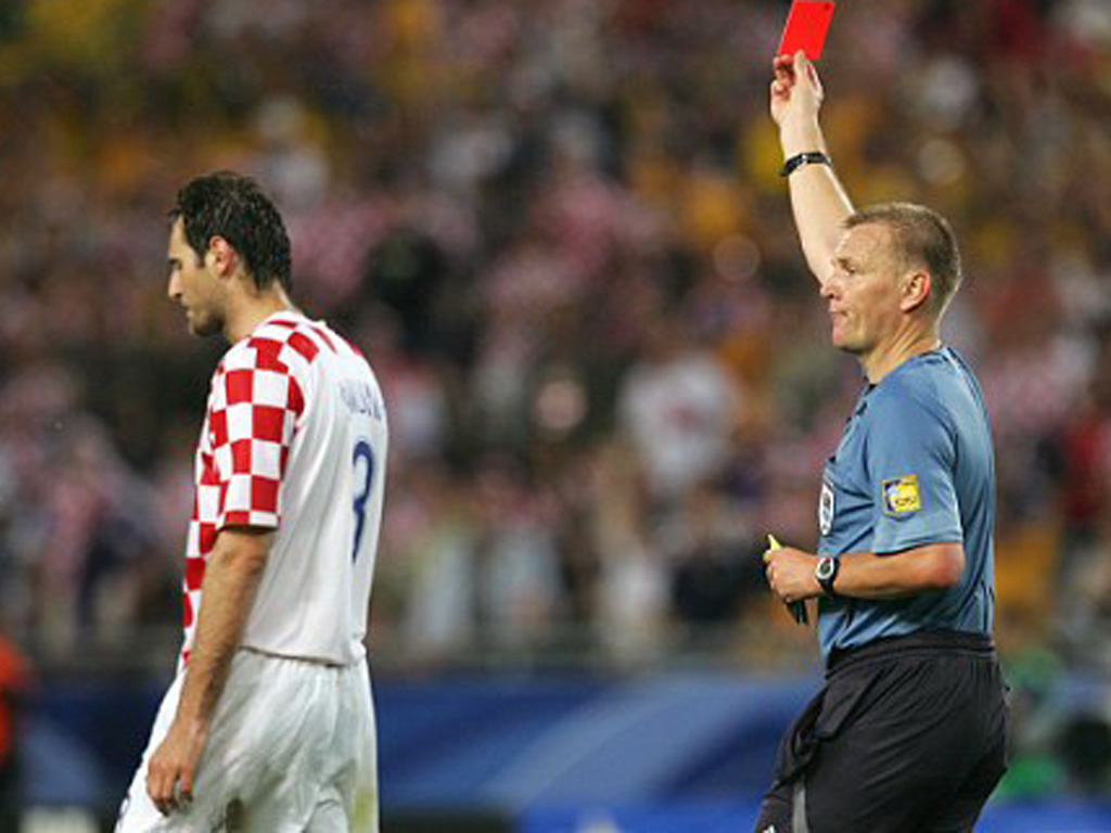 Simunic nhận 2 thẻ vàng vẫn ung dung thi đấu, đến thẻ vàng thứ 3... thành thẻ đỏ mới rời sân - Ảnh: AFP