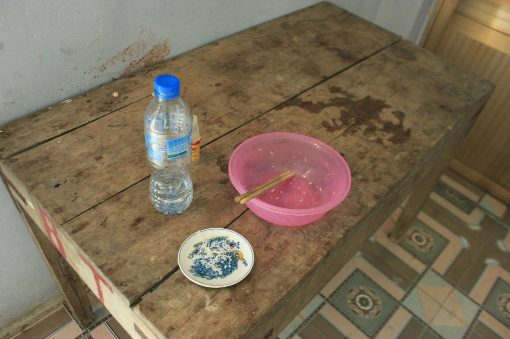 Bát cơm và đĩa muối trắng mà Phượng ăn trong thời gian bị nhốt - Ảnh: VNK