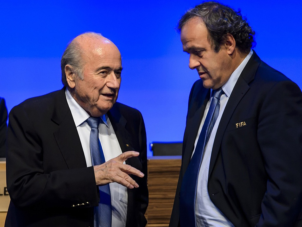 Những giao kèo mờ ám giữa Platini (phải) và Blatter đang dần sáng tỏ - Ảnh: Reuters