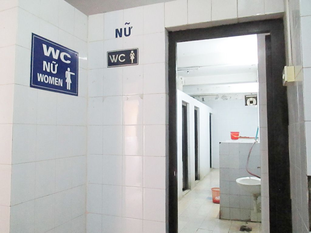 Nhà vệ sinh tại Ga Hà Nội thoáng đãng, sạch sẽ, miễn phí cho hành khách