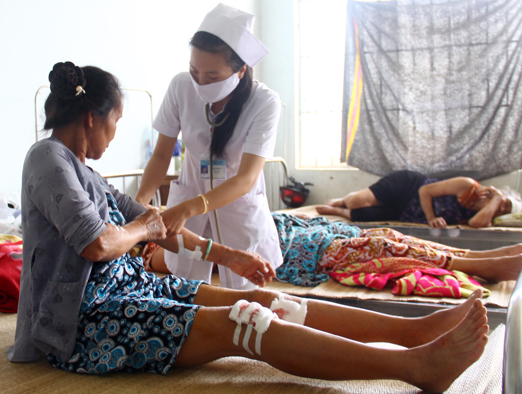 Bà Lực đang được chăm sóc tại Khoa Ngoại chấn thương, bệnh viện đa khoa Quảng Nam