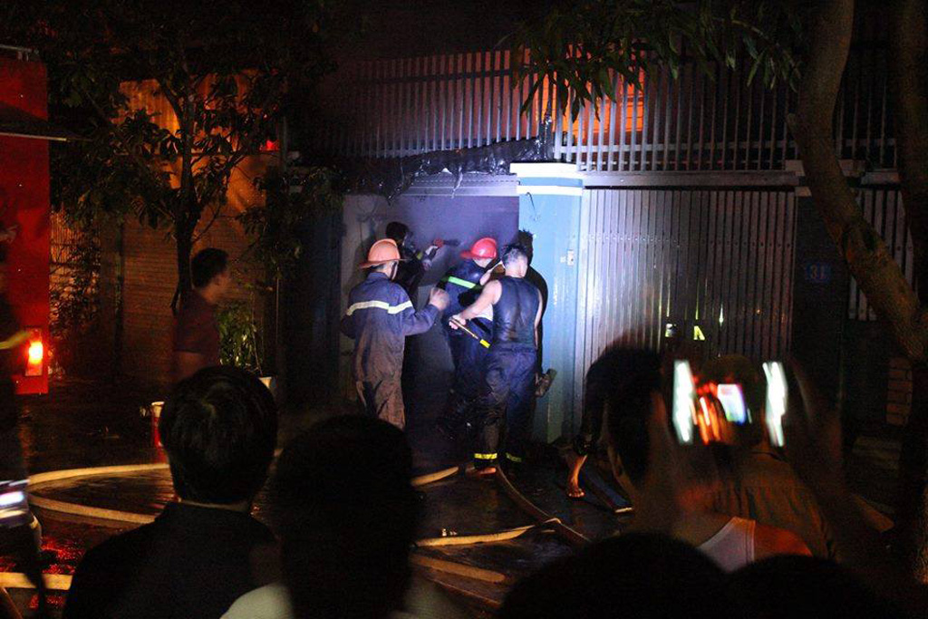 Lực lượng PCCC nỗ lực dập đám cháy trong đêm - Ảnh: Nam Đàn