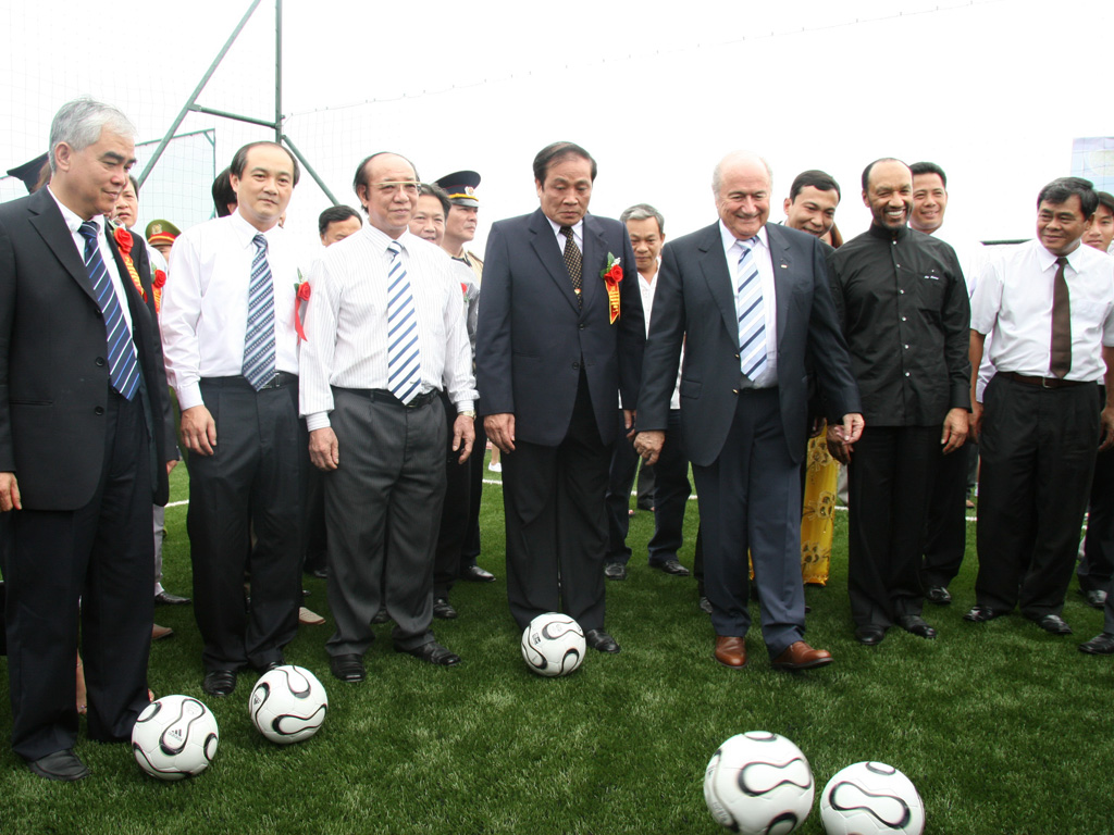 Chủ tịch FIFA Sepp Blatter từng đến khai trương mặt sân trung tâm đào tạo trẻ - Ảnh: Bạch Dương