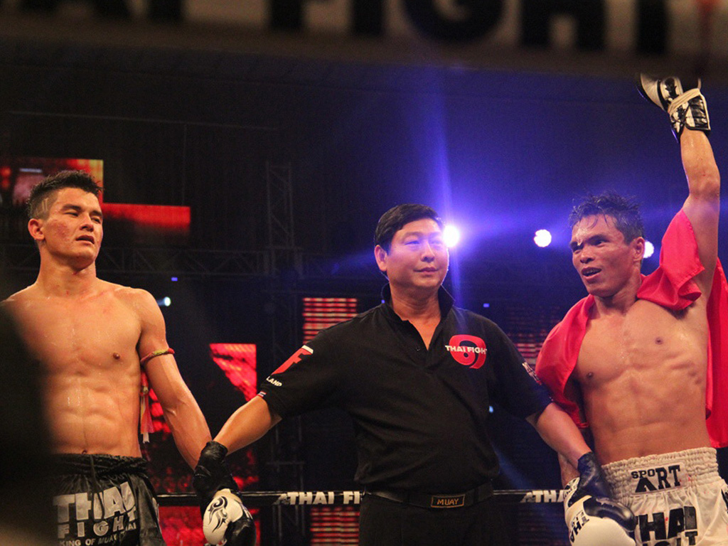 Võ Văn Đài (phải) giành chiến thắng nghẹt thở trước võ sĩ Thái Lan - Ảnh: T.T