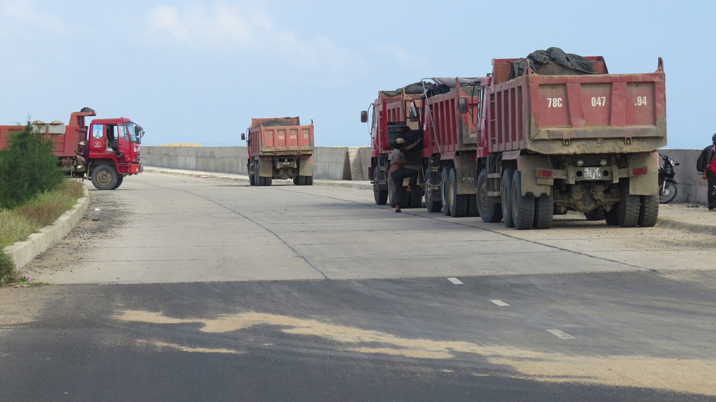 5 xe tải của Công ty TNHH xây dựng và thương mại Tuấn Tú đang chờ chở cát trái phép - Ảnh: Đức Huy