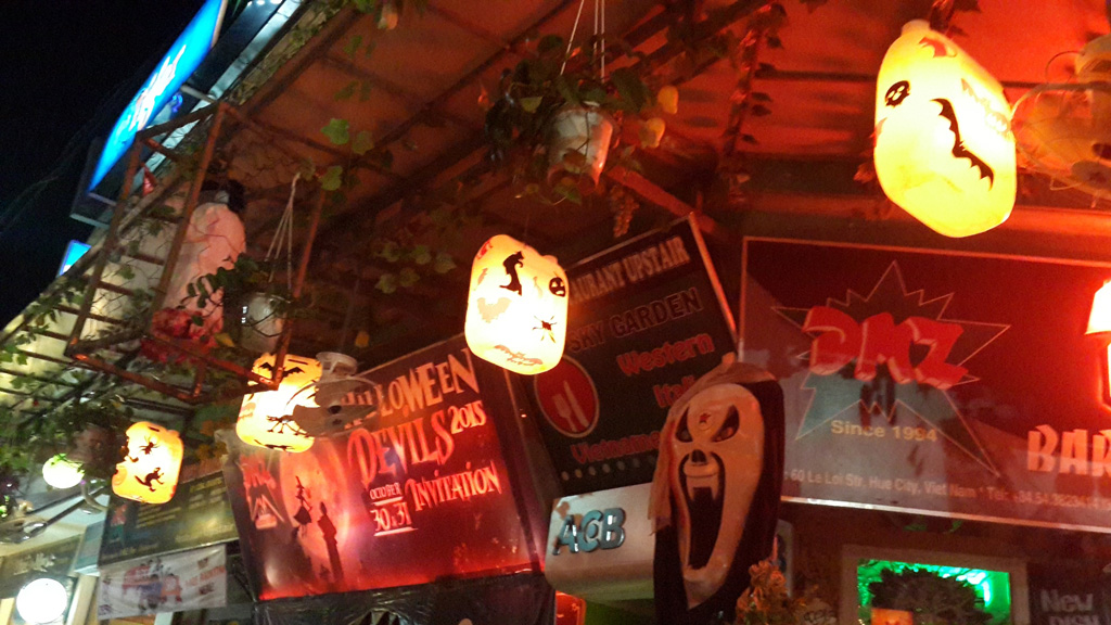 Không khí lễ hội halloween tại phố Tây (TP.Huế) tối 30.10 - 1