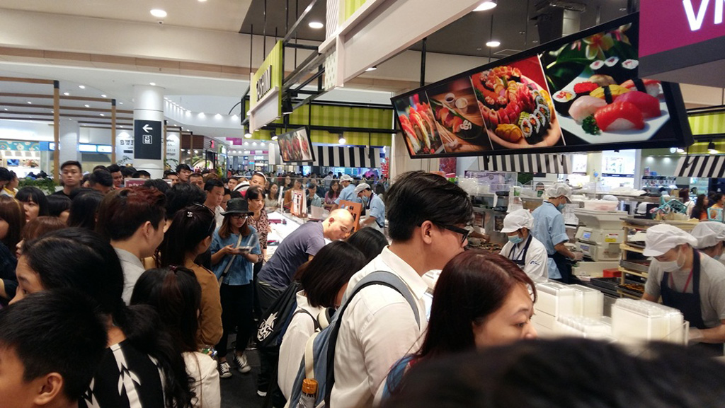 Chen chân mua sushi trong ngày khai trương Aeon Mall Long Biên - Ảnh: Thúy Hẳng