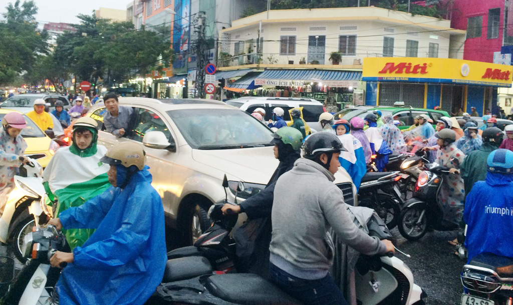 Bí thư Thành ủy Đà Nẵng chỉ đạo CSGT phải có mặt để ngăn tình trạng kẹt xe (Ảnh chụp tại đường Lê Duẩn, Đà Nẵng vào chiều 5.11) -  Ảnh: Hoàng Sơn