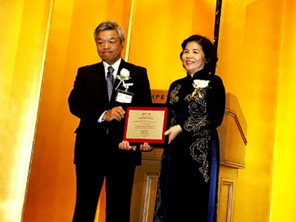 Bà Mai Kiều Liên – Chủ tịch Hội đồng quản trị kiêm Tổng giám đốc Vinamilk đoạt giải trong lĩnh vực “Kinh tế và đổi mới doanh nghiệp” của Giải thưởng Nikkei châu Á