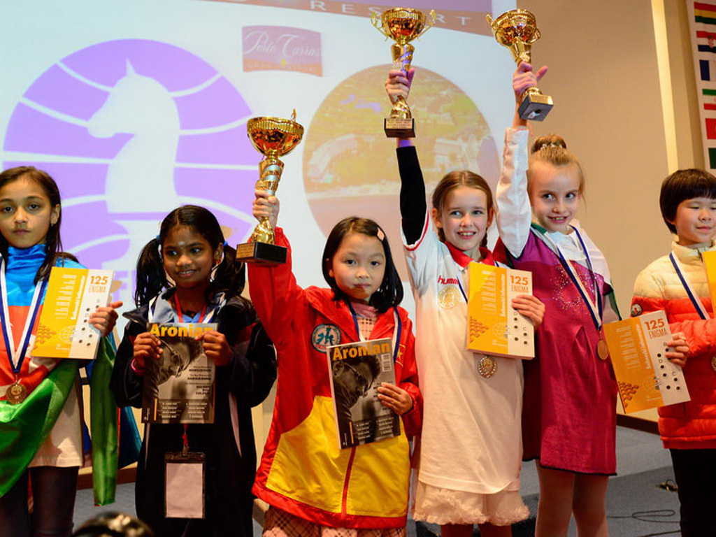 Cẩm Hiền (thứ ba từ trái sang) nhận cúp vô địch - Ảnh: FIDE