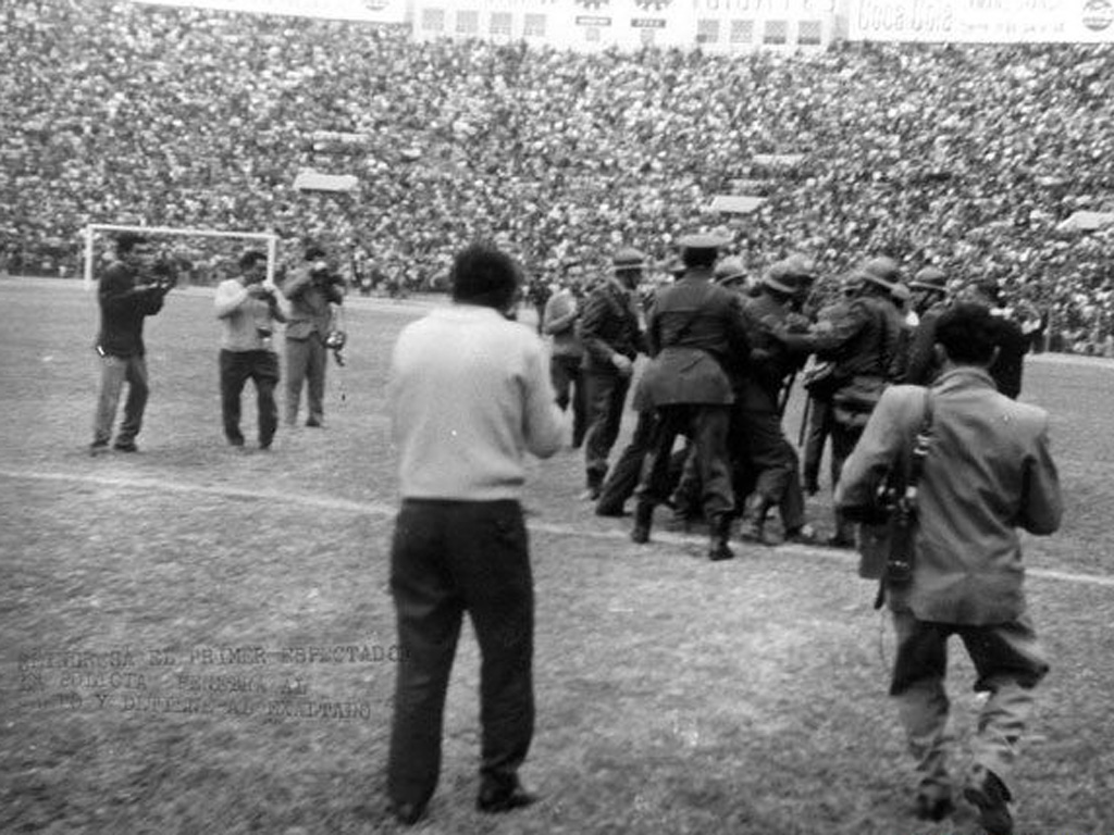 Cảnh hỗn loạn trong trận Peru - Argentina tại Peru năm 1964 - Ảnh: AFP