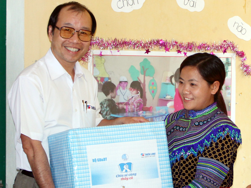 Ông Võ Văn Thành Nghĩa tặng quà cho giáo viên cắm bản trong chuyến công tác tại Lào Cai - Ảnh: Hoàng Phan