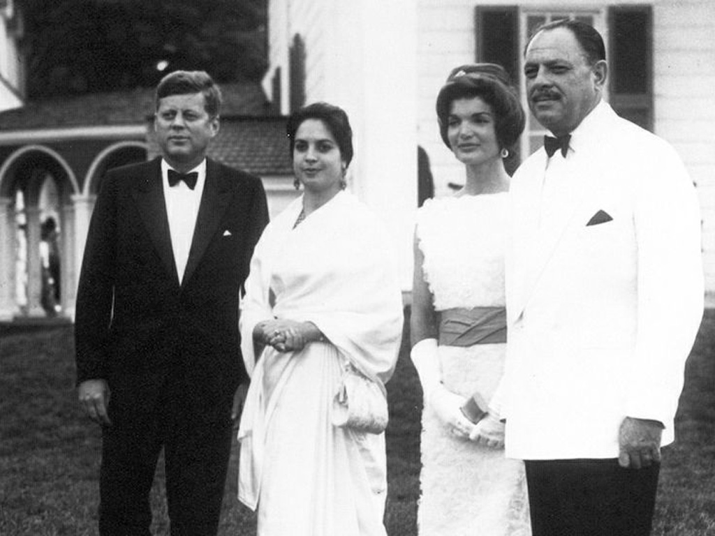 Vợ chồng Tổng thống Kennedy đón tiếp Tổng thống Pakistan Ayub Khan (bìa phải) và con gái Begum Nasir Akhtar Aurangzeb - Ảnh: JFK Library