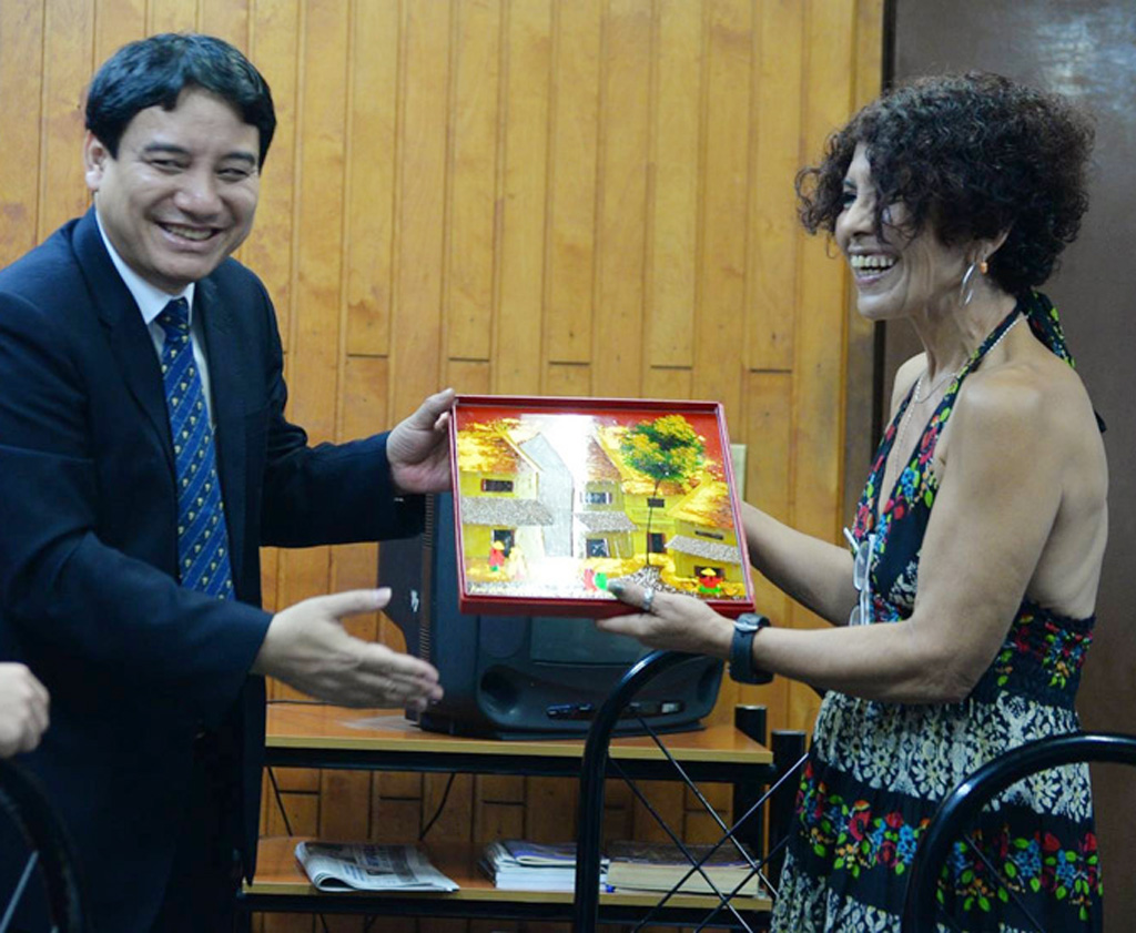 Anh Nguyễn Đắc Vinh tặng quà lưu niệm cho đại diện Báo Thanh Niên Quật khởi Cuba