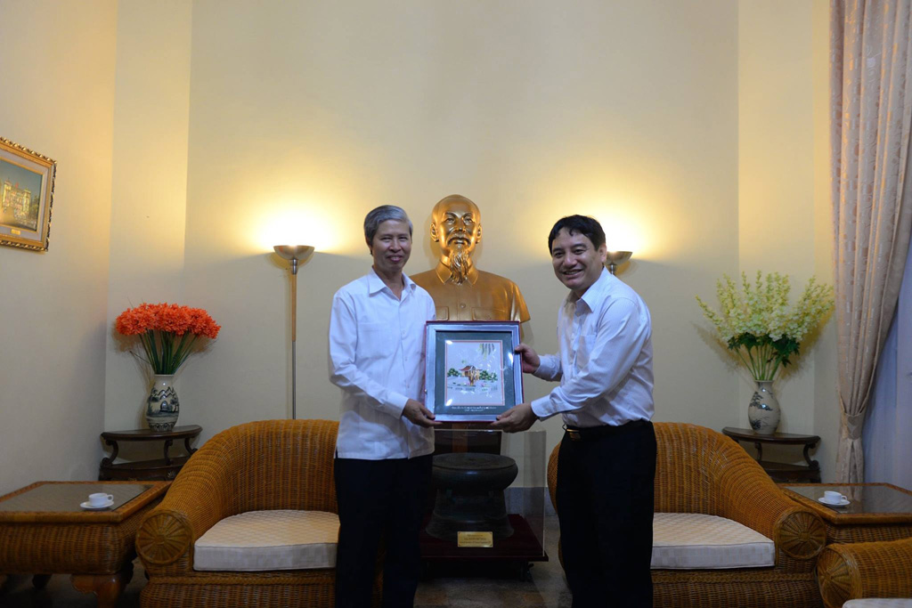 Anh Nguyễn Đắc Vinh tặng quà lưu niệm cho Đại sứ Dương Minh