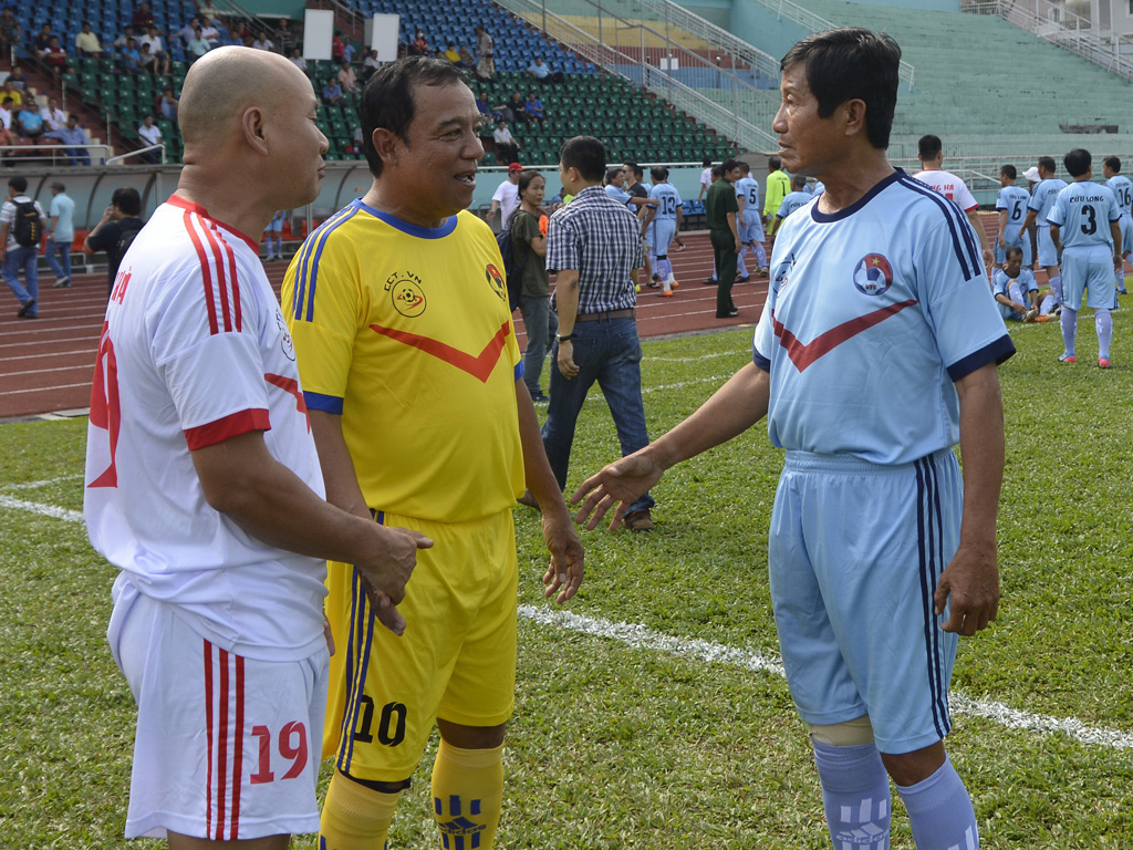 Lê Đình Thăng (phải) trong giải bóng đá cựu danh thủ 3 miền trên sân Thống Nhất, TP.HCM năm 2014 - Ảnh: N.Quang