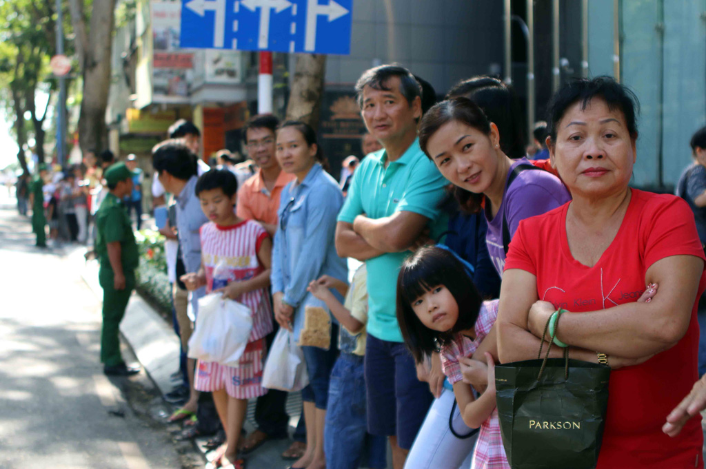 Người dân TP xem nhạc hội CS Thế giới trên đường Đồng khởi