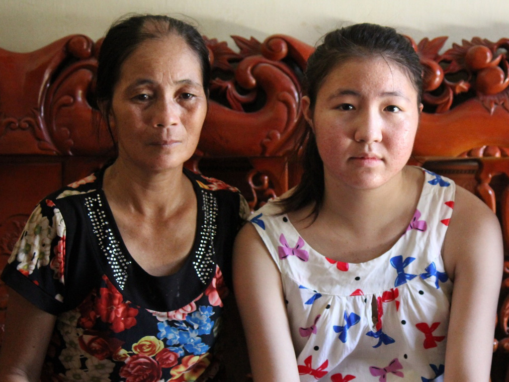 Với sự động viên, chăm sóc của mẹ, Lê Thị Thu kiên cường chiến thắng bệnh tật - Ảnh: Lê Nam