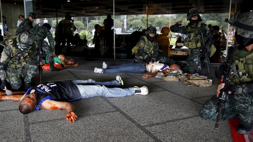 Cảnh sát đặc nhiệm Philippines tham gia cuộc diễn tập chống khủng bố ở Manila ngày 14.11 -  Ảnh: Reuters