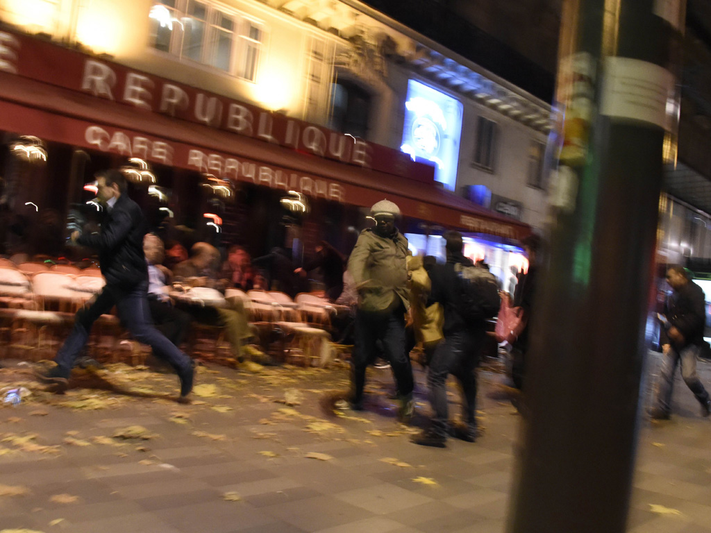 Người dân tháo chạy khỏi hiện trường 1 vụ tấn công ở Paris - Ảnh: AFP