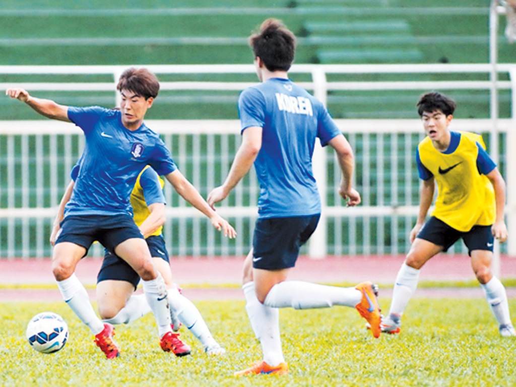 U.19 Hàn Quốc tập luyện tích cực trên sân Thống Nhất - Ảnh: Khả Hòa