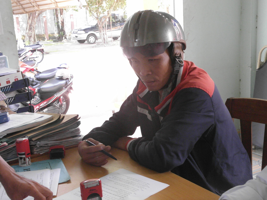 Việt ký biên bản sau khi bị lực lượng phát hiện - Ảnh: Giang Phương