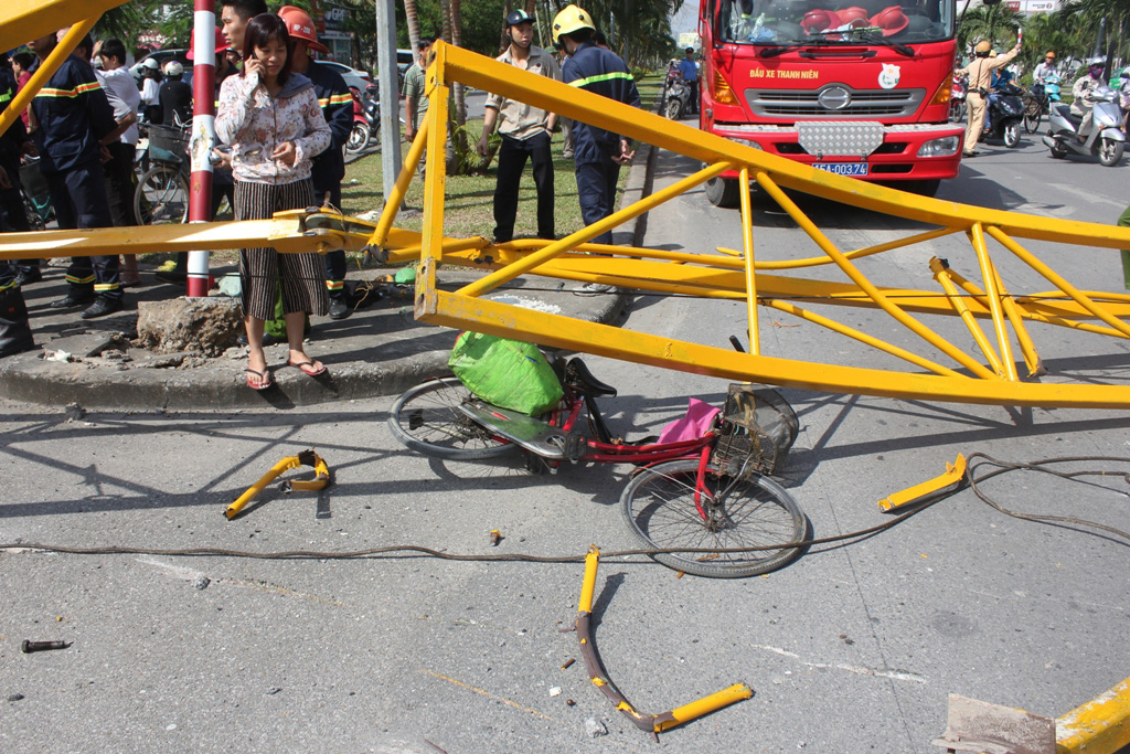 Chiếc xe đạp của người bán sắt vụn bỏ lại khi tháo chạy khỏ vụ sập cẩu bị đè nát bét