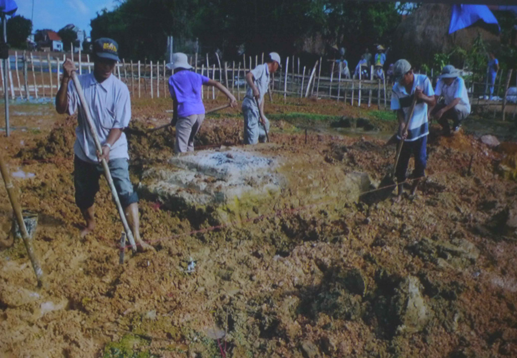 Thành viên đoàn khảo cổ bắt đầu khai quật ngôi mộ - Ảnh: Hoàng Trọng