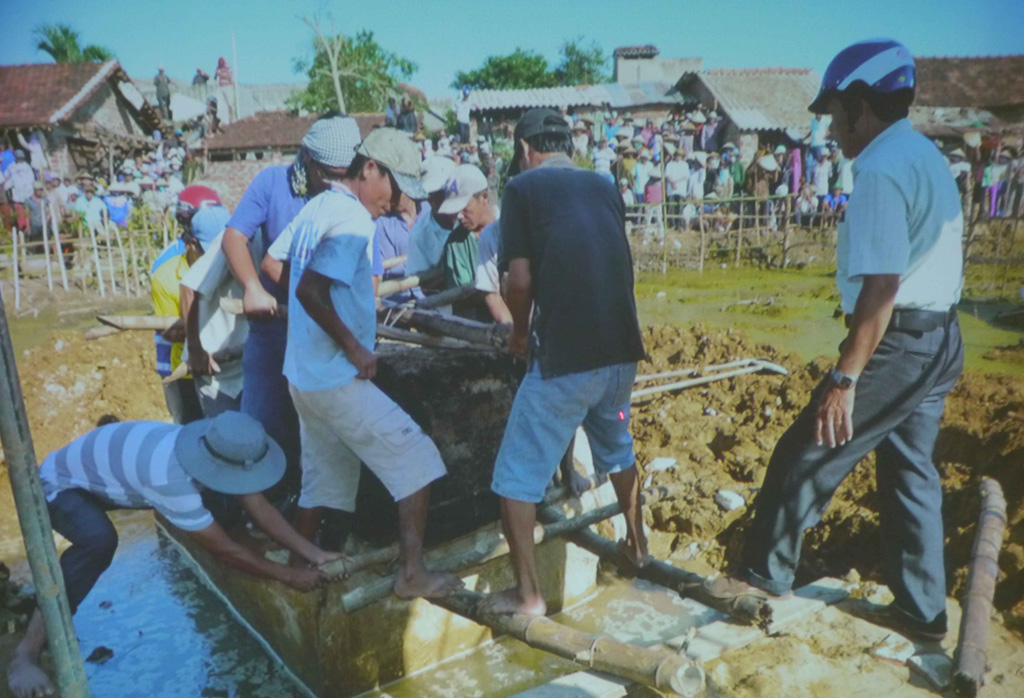 Quá trình khai quật mộ gặp nhiều khó khăn nhưng có rất đông người dân địa phương đến xem - Ảnh: Hoàng Trọng