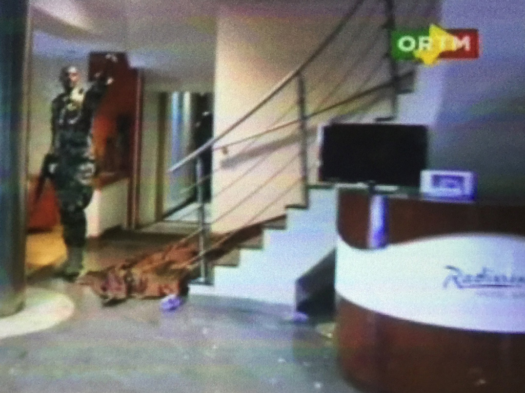 Một phiến quân trong nhóm chiếm khách sạn Radisson Blu - Ảnh: Chụp từ clip