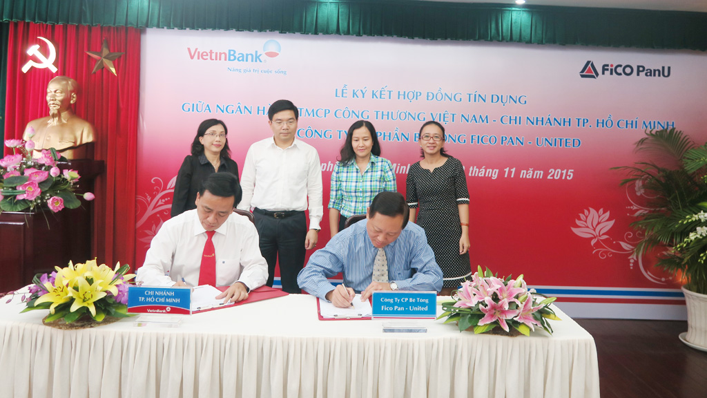 Ông Steven Loh Tổng giám đốc Fico PanU và Ông Trương Minh Hoàng Phó Giám đốc VietinBank chi nhánh Thành phố Hồ Chí Minh ký kết hợp đồng tín dụng
