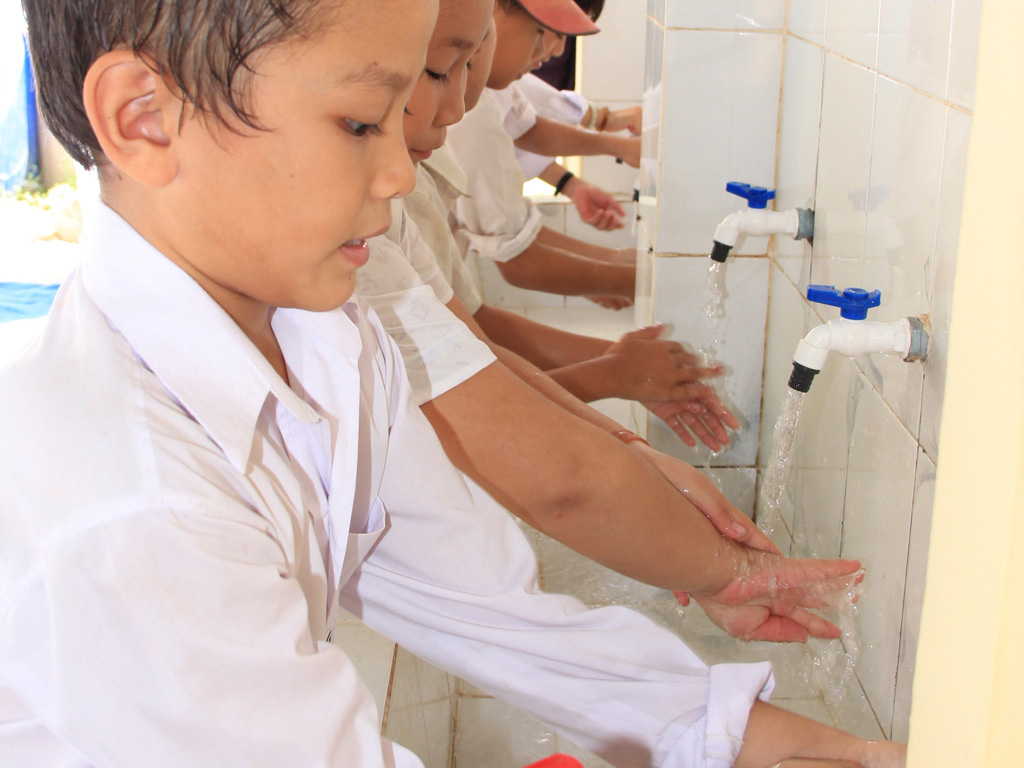 Học sinh trường Tiểu học Giao Thạnh rửa tay ở nhà vệ sinh mới do VIM tài trợ