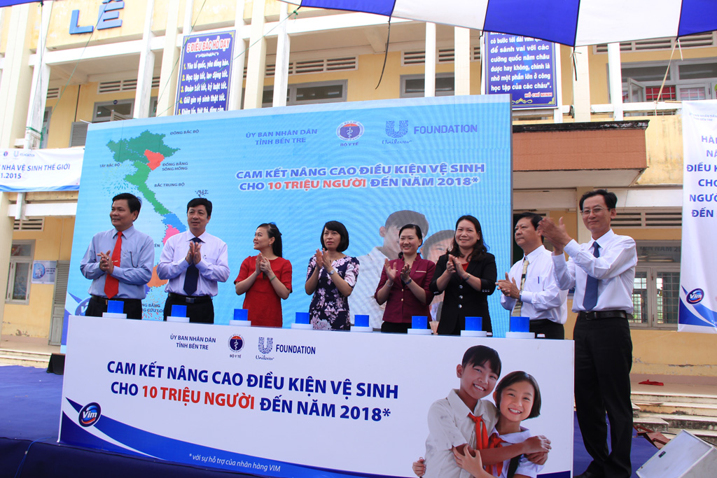 Ông Nguyễn Hữu Lập, Phó Chủ tịch UBND tỉnh Bến Tre (áo xanh, bìa trái) cùng các đại biểu ấn nút phát động hưởng ứng Ngày Nhà vệ sinh thế giới tại buổi mít-tinh