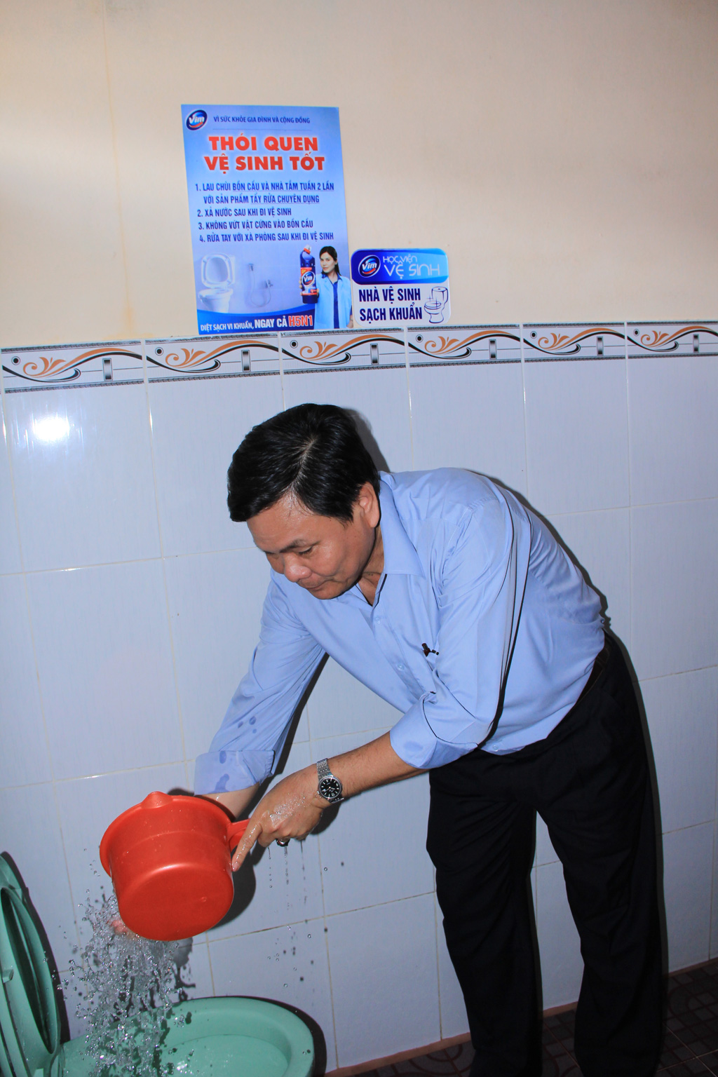 Ông Nguyễn Hữu Lập tham quan nhà vệ sinh của bà Nguyễn Thị Huề, một trong những nhà vệ sinh đạt chuẩn tại xã Giao Thạnh