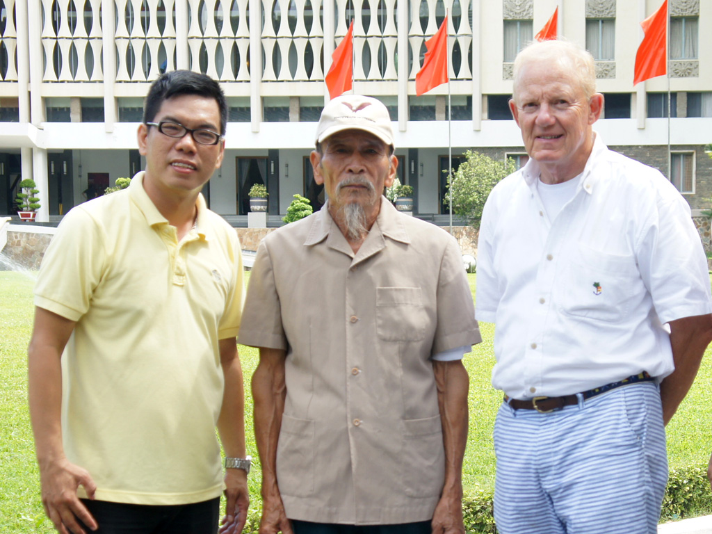 Đạo diễn Trần Quốc Sơn, ông Nguyễn Văn Bảy và Charlie Plumb (từ trái sang)