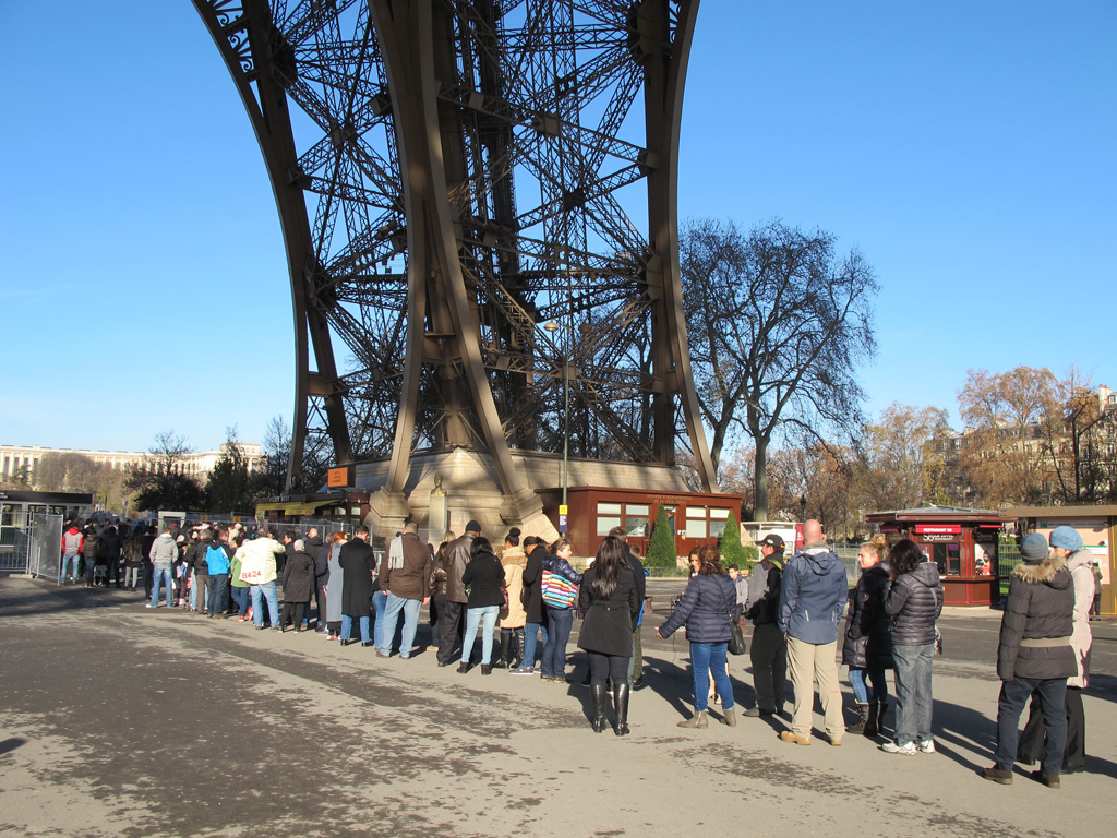 Du khách xếp hàng mua vé tham quan tháp Eiffel