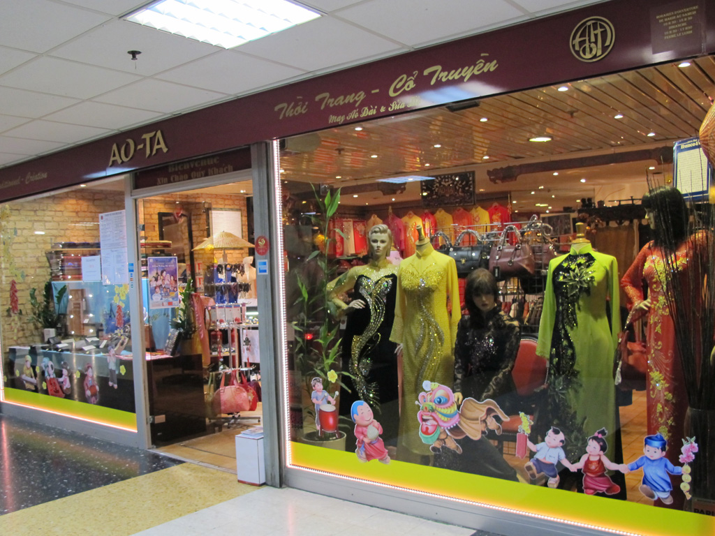 Tiệm trang phục truyền thống Ao Ta ở khu thương mại của cộng đồng châu Á tại quận 13