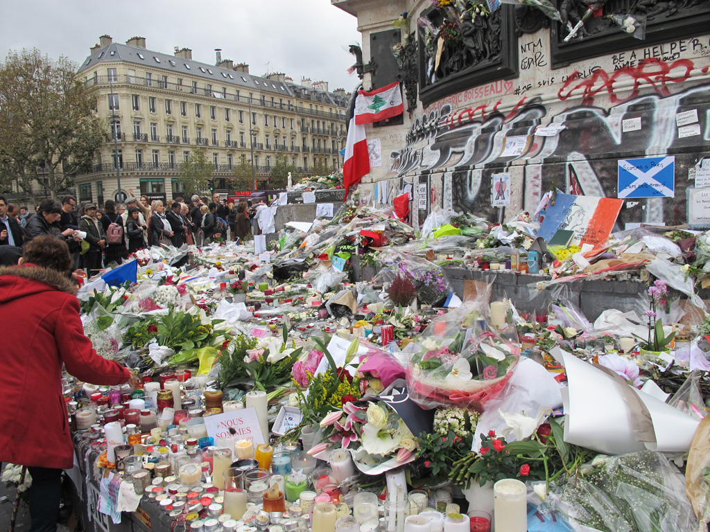Nhiều người tưởng niệm các nạn nhân vụ khủng bố - Ảnh: Lan Chi