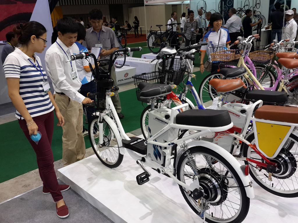 Nhiều mẫu xe đạp điện mới được giới thiệu - Ảnh: Đ.S