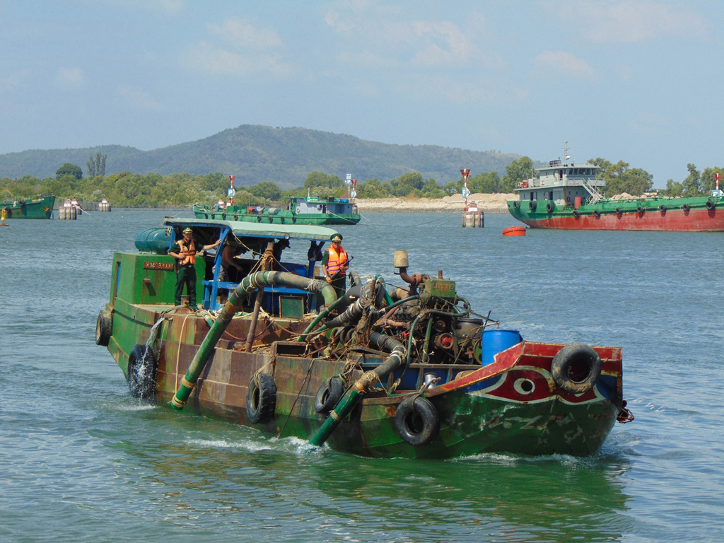 Phương tiện khai thác cát trái phép bị bắt giữ ngày 4.12 - Ảnh: Nguyễn Long