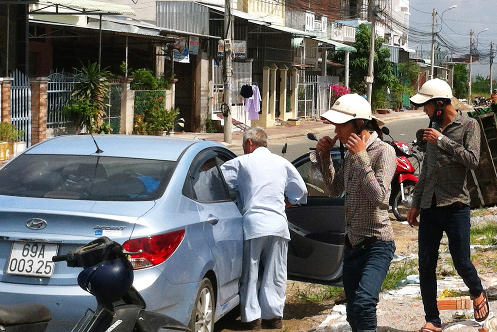 Sau khi được chính quyền địa phương vận động, giải thích vợ chông ông Bửu lên xe rời khỏi hiện trường