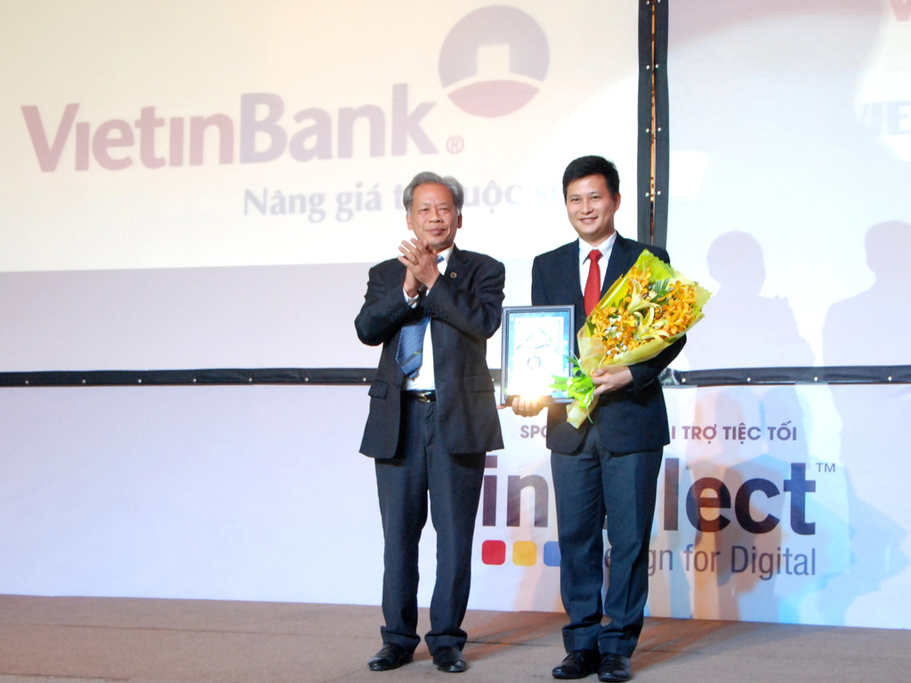 Đại diện VietinBank, ông Trần Công Quỳnh Lân - Phó Tổng Giám đốc nhận giải thưởng