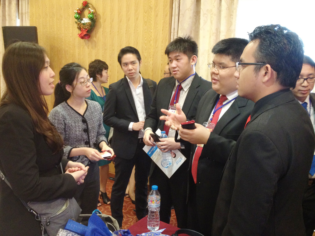 Các doanh nhân trẻ ASEAN trao đổi bên lề diễn đàn - Ảnh: Lê Thanh